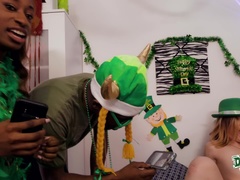 69 negenenzestig, Blond, Pijpbeurt, Slipje, Doordringend, Kut duiken, Geschoren, Tatoeage