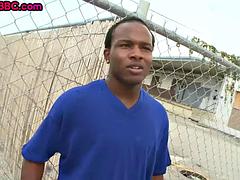 Public ebony dude loves deepthroating