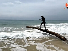 Amateur, Plage, Brunette brune, Tir de sperme, Naturelle, De plein air, Public, Maigrichonne
