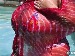 Grosse titten, Bikini, Braunhaarige, Schwarz, Masturbation, Natürlich, Natürlichen titten, Pool