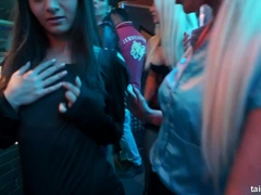 Черные, Блондинки, В клубе, Поцелуи, Лизание, Киски, Застенчивая, Свингеры