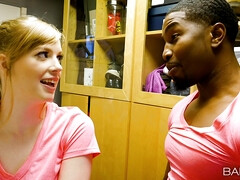 Tussi, Grosser schwanz, Blondine, Hundestellung, Lecken, Natürlichen titten, Tätowierung, Titten