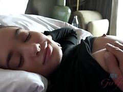 Enthousiasteling, Aziatisch, Bruinharig, Vingeren, Gezichtspunt, Mager, Tatoeage, Tieten likken