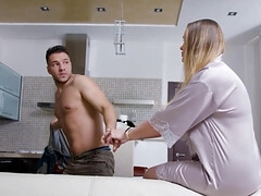 Blond, Rondborstig, Gevangen, Oudere vrouw, Handbeurt, Hd, Moeder die ik wil neuken, Russisch