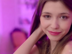 En levrette, Doigter, Béant, Masturbation, Chatte, Rasée, Solo, Adolescente