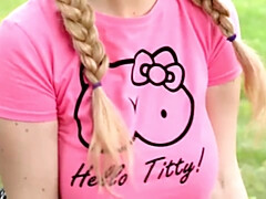 デカパイ, イギリス人, 巨乳な, レズビアン, 自然山雀, アウトドア, 公共, フェラする