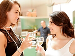 Gros cul, Grosse bite, Gros seins, Sucer une bite, En levrette, 2 femmes 1 homme, Cuisine, Maigrichonne