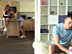 Большой член, Блондинки, Минет, Семяизвержение, Мастурбация, Сюрприз, Втроем, Сиськи