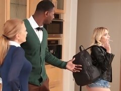 Noire, Blonde, Sucer une bite, En levrette, Branlette thaïlandaise, Hard, Interracial, Nénés