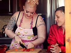 Embrassement, Cuisine, Lesbienne, Lingerie, Masturbation, Mère que j'aimerais baiser, Rasée, Nénés