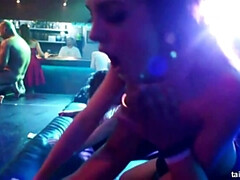 Naakte man aangeklede vrouw, Pop, Vuisten, Groep, Interraciaal, Feest, Kousen, Swinger