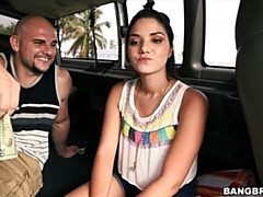 Gros cul, Grosse bite, Sucer une bite, Brunette brune, Voiture, En levrette, Argent, Nénés