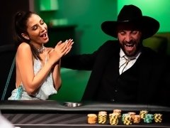 Sucer une bite, Brunette brune, En levrette, Poilue, Hard, Embrassement, Rasée, Adolescente