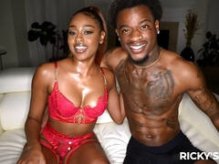 Cul, Gros cul, Grosse bite, En levrette, Chatte, Jarretelles, Nénés, Mouillée