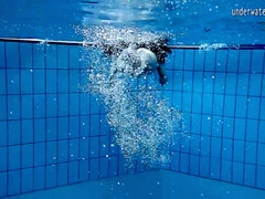 Большие сиськи, Бикини, Грудастые, Обнаженные, Натуральные сиськи, Бассейн, На публике, Молоденькие