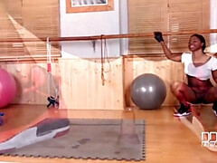 Grosse titten, Braunhaarige, Frau, Sporthalle, Rasiert, Solo, Spielzeuge, Spanner