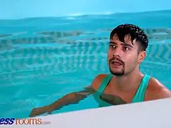 Grosse titten, Blasen, Braunhaarige, Sporthalle, Hd, Natürlichen titten, Pool, Schreiend