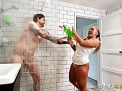 Arsch, Bad, Blondine, Blasen, Geschnappt, Hundestellung, Jungendliche (18+), Nass