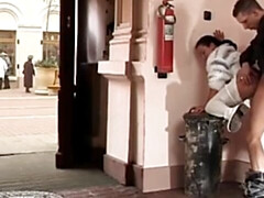 Leie, Arsch, Braunhaarige, Aufs gesicht abspritzen, Im freien, Öffentlich, Realität, Ablutschen