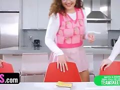 Grosser arsch, Blasen, Gesichtssitzen, Aufs gesicht abspritzen, Flotter vierer, Hd, Unschuldig, Pov
