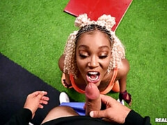 Amerikanisch, Grosser arsch, Blasen, Aufs gesicht abspritzen, Sporthalle, Natürlichen titten, Strumpfhose, Rasiert