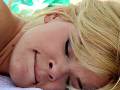 69 negenenzestig, Kont, Badpak, Blond, Bruinharig, Hondjeshouding, Buiten, Tieten likken