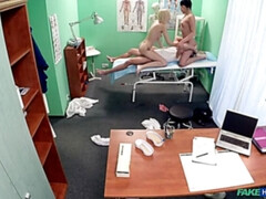 Leie, Fingern, Handjob, Masturbation, Büro, Muschi, Flotter dreier, Zug