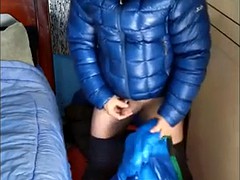 Punheta e gozada na jaqueta - Cum down Jacket