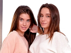 Arsch, Blasen, Braunhaarige, Hundestellung, Frau frau mann, Handjob, Jungendliche (18+), Flotter dreier