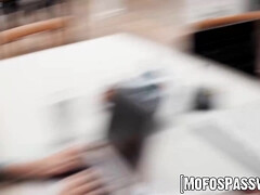 Tetas grandes, Morena, Garganta profunda, Polla, Estilo perrito, Pov, Público, Trio