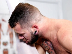 Cul, Gros seins, Plantureuse, Éjaculer dans la bouche, En levrette, Talons, Tatouage, Mouillée