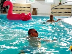 アナル, ビキニ, ブロンド, フェラチオ, チェコ, チン, プール, 濡れ