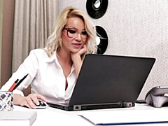 Gros cul, Grosse bite, Blonde, Sucer une bite, En levrette, Mère que j'aimerais baiser, Rasée, Cheveux courts