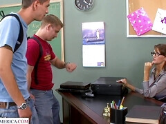 Anaal, Grote kont, Grote mammen, Bruinharig, Rondborstig, Likken, Student, Tieten likken