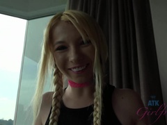 Blonde, Sucer une bite, Branlette thaïlandaise, Orgasme, Petite femme, Maigrichonne, Fumer, Mouillée