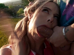 Blondine, Blasen, Aufs gesicht abspritzen, Hd, Lecken, Natürlichen titten, Im freien, Muschi