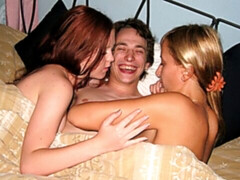 Leie, Grosse titten, Blasen, Hundestellung, Frau frau mann, Küssen, Natürlichen titten, Flotter dreier