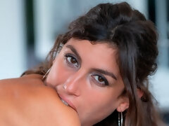 Sucer une bite, Brunette brune, En levrette, Poilue, Branlette thaïlandaise, Embrassement, Léchez, Chatte