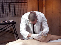 Красотки, Садо мазо, Пальцем