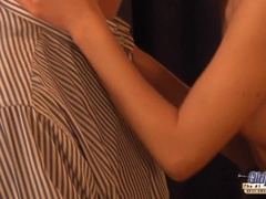 Sucer une bite, Doigter, Branlette thaïlandaise, Embrassement, Léchez, Seins naturels, Adolescente