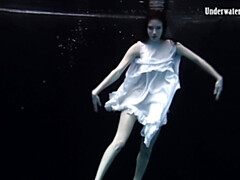 18 años, Bikini, Desnudo, Piscina, Público, Ruso, Tetas, Bajo el agua