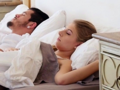 Sucer une bite, Brunette brune, En levrette, Mamelons, Adolescente, Nénés