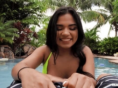 Anal, Beso negro, Bikini, Morena, Pequeña, Piscina, Tetas, Juguetes