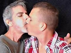 Schwul, Küssen