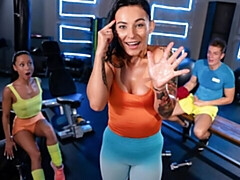 18 años, Culo grande, Verga grande, Mamada, Estilo perrito, Tetas naturales, Orgía, Adolescente