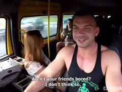 Noire, Sucer une bite, Brunette brune, Bus, Ivre, Partouze, Public, Nénés