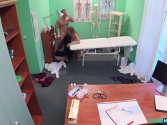 Leie, Frau frau mann, Lecken, Krankenschwester, Büro, Muschi, Flotter dreier, Zug