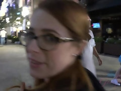 Enthousiasteling, Jurk, Vriendin, Brillen, Hakken, Twee staartjes, Gezichtspunt, Rok