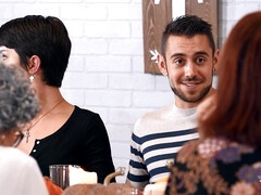 舐める尻, デカチン, フェラチオ, 茶髪の, 手コキする, シーメール, ショートヘア, スカート