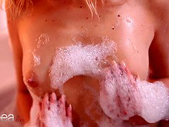 Isabella de Laa gets wet and wild in steamy bath with petite blonde girlfriend